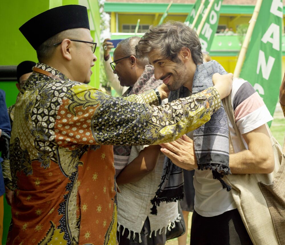 The delegation is welcomed in Jombang, Indonesia